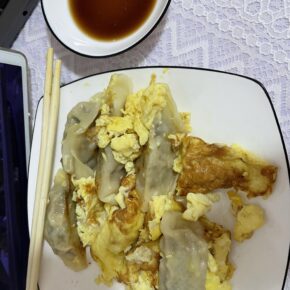 小胡为我做的烤饺，很不错，好吃～